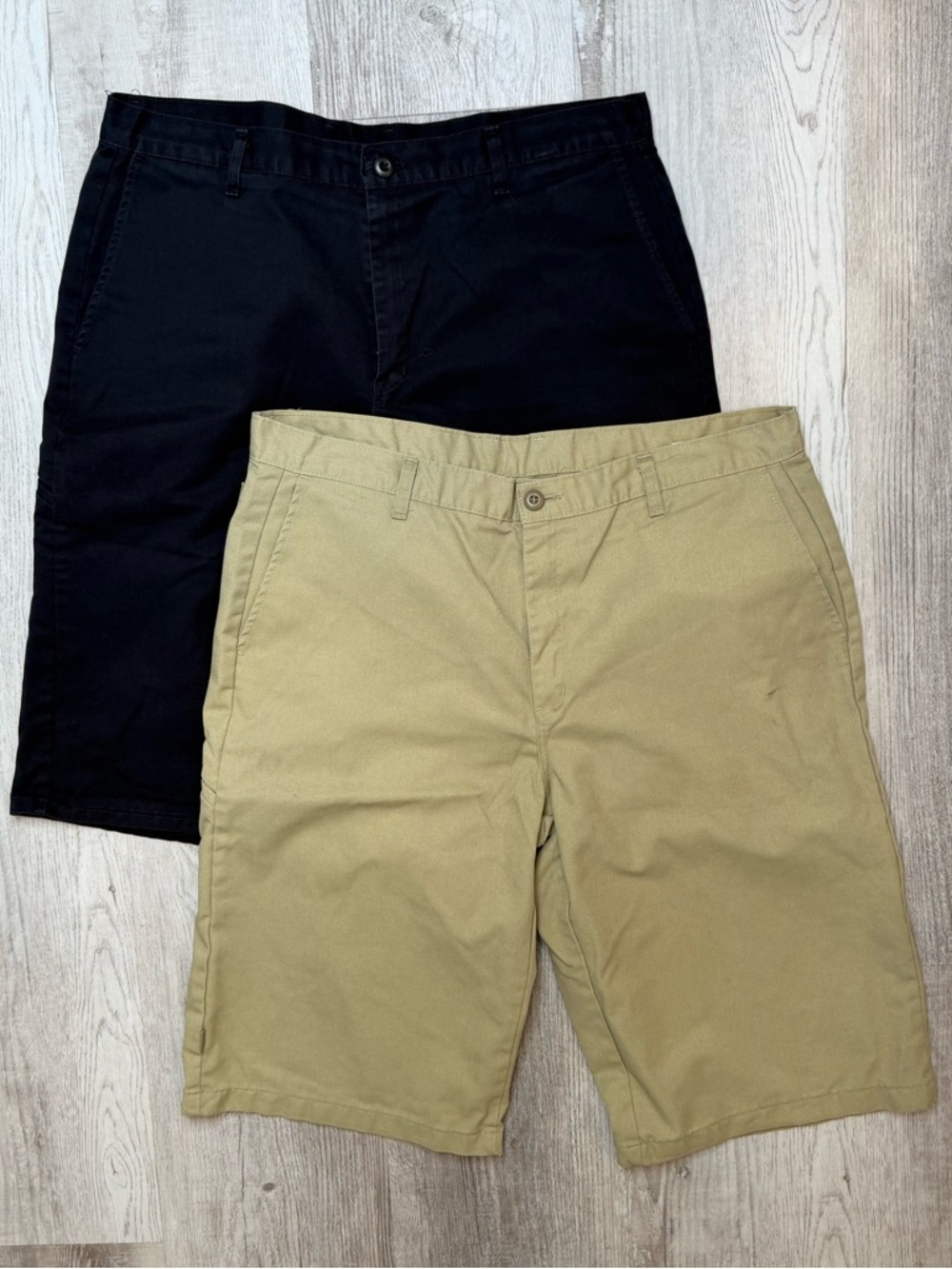 Dickies Men's Flat-Front Button Shorts 14” Waist 40”
Black and Tan